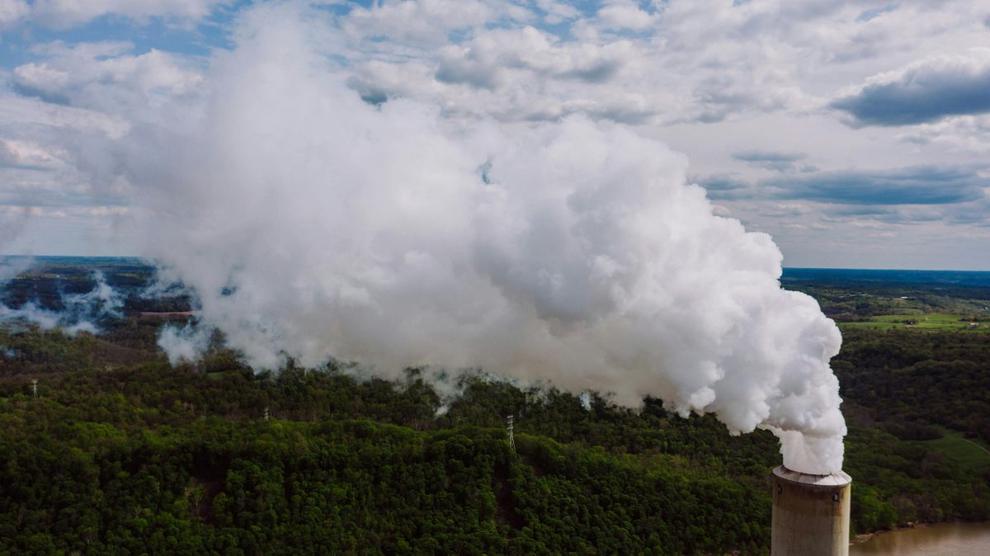 Thick smoke rises from an industrial chimney. Photo: Kelly / Pexels